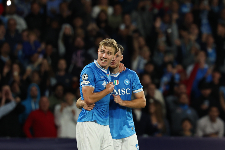 Расмус Хёйлунн празднует гол