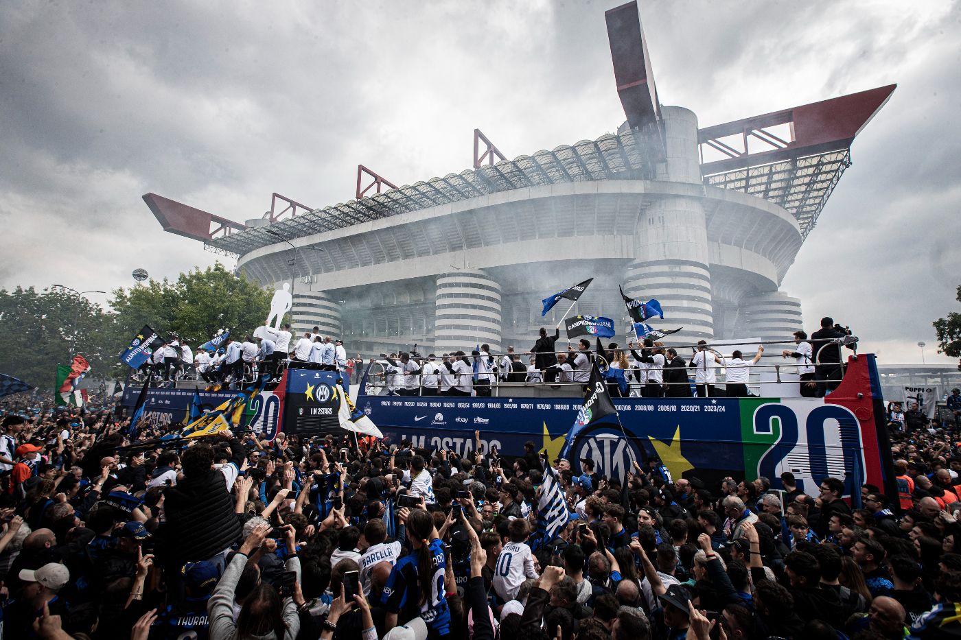 Болельщики «Интера» на фоне «Сан-Сиро»