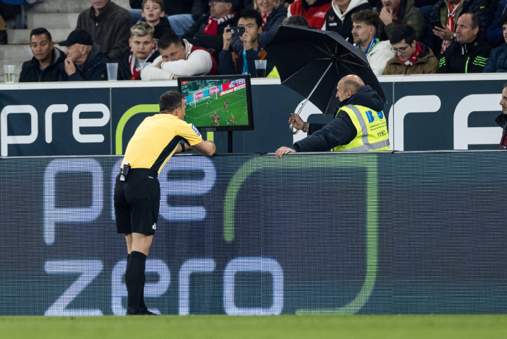 Арбитр смотрит повтор