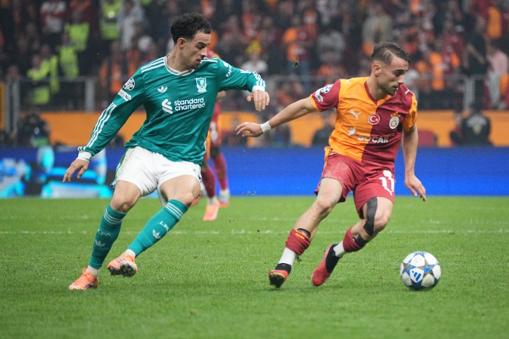 Фрагмент матча «Галатасарай» — «Ливерпуль»