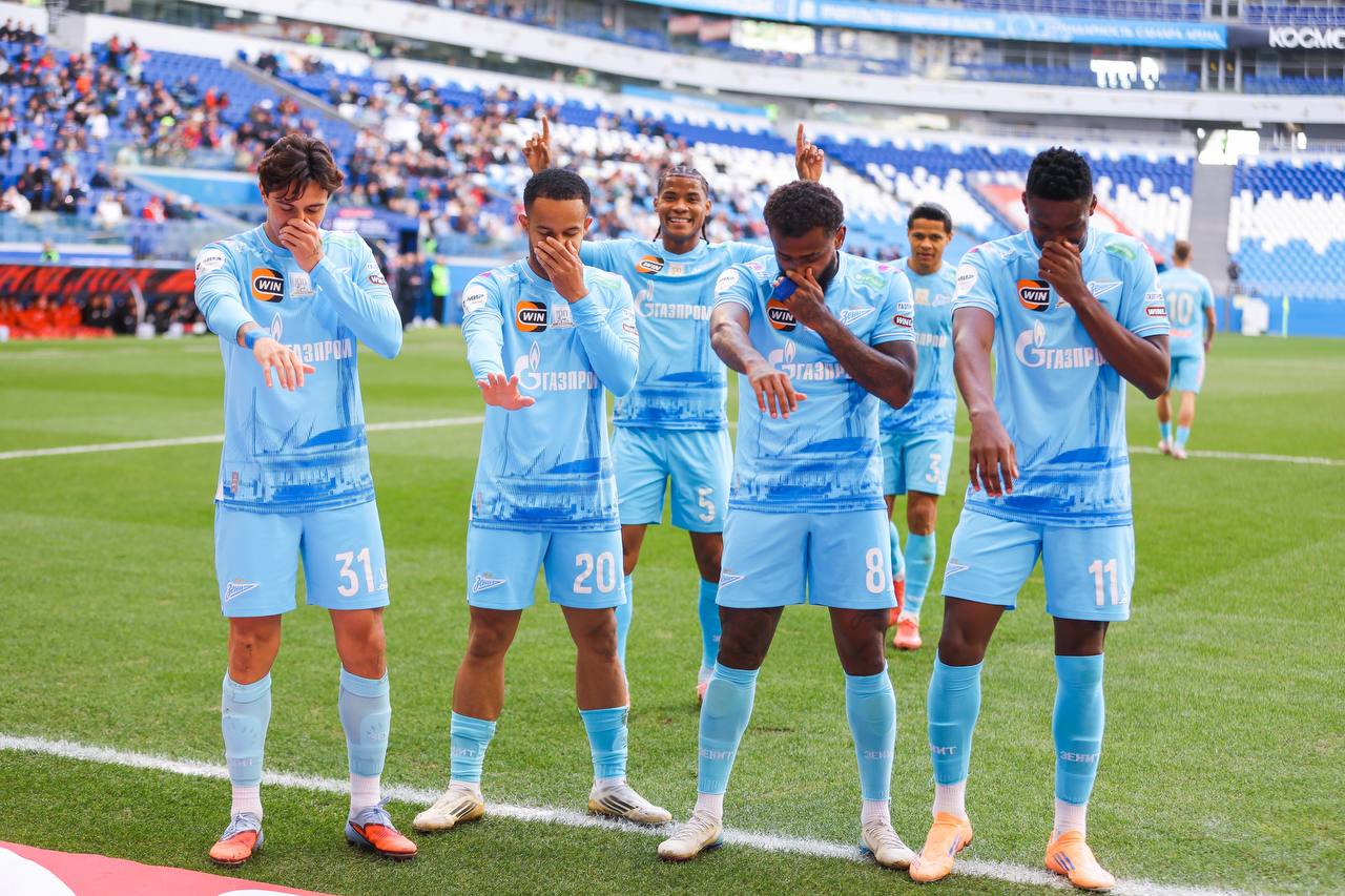Игроки «Зенита» празднуют гол