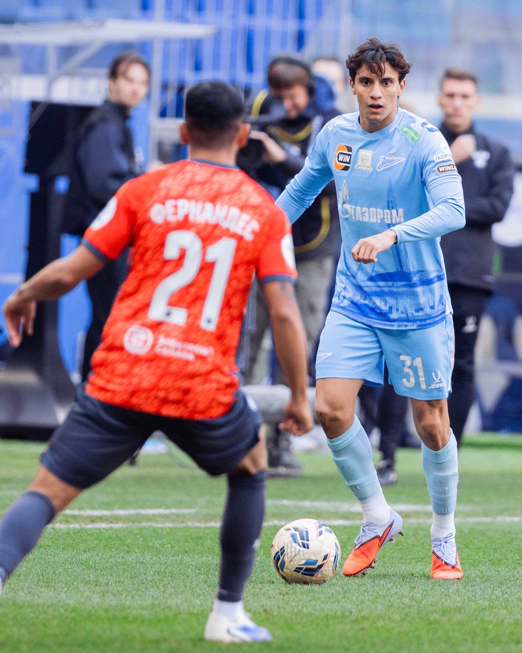 Густаво Мантуан контролирует мяч