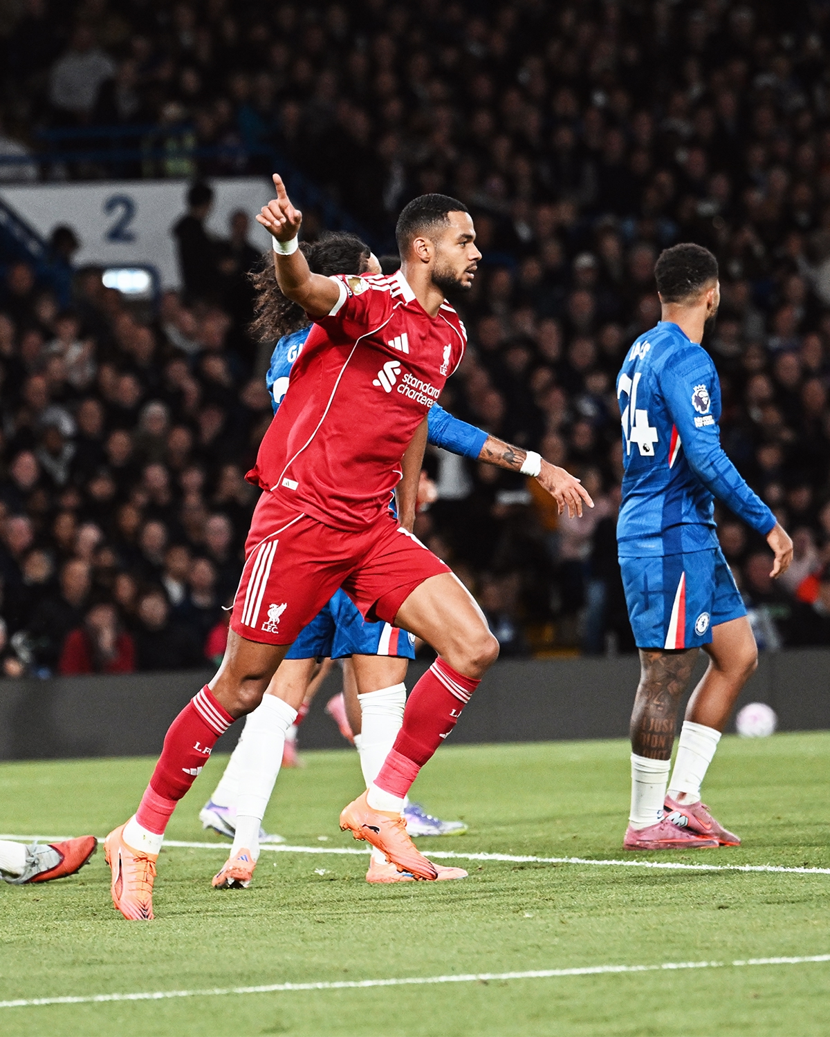 Коди Гакпо празднует гол