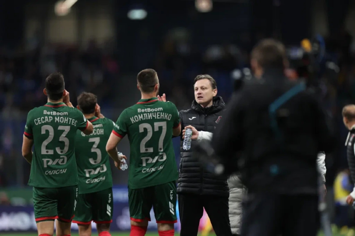 Комличенко и Галактионов празднуют гол