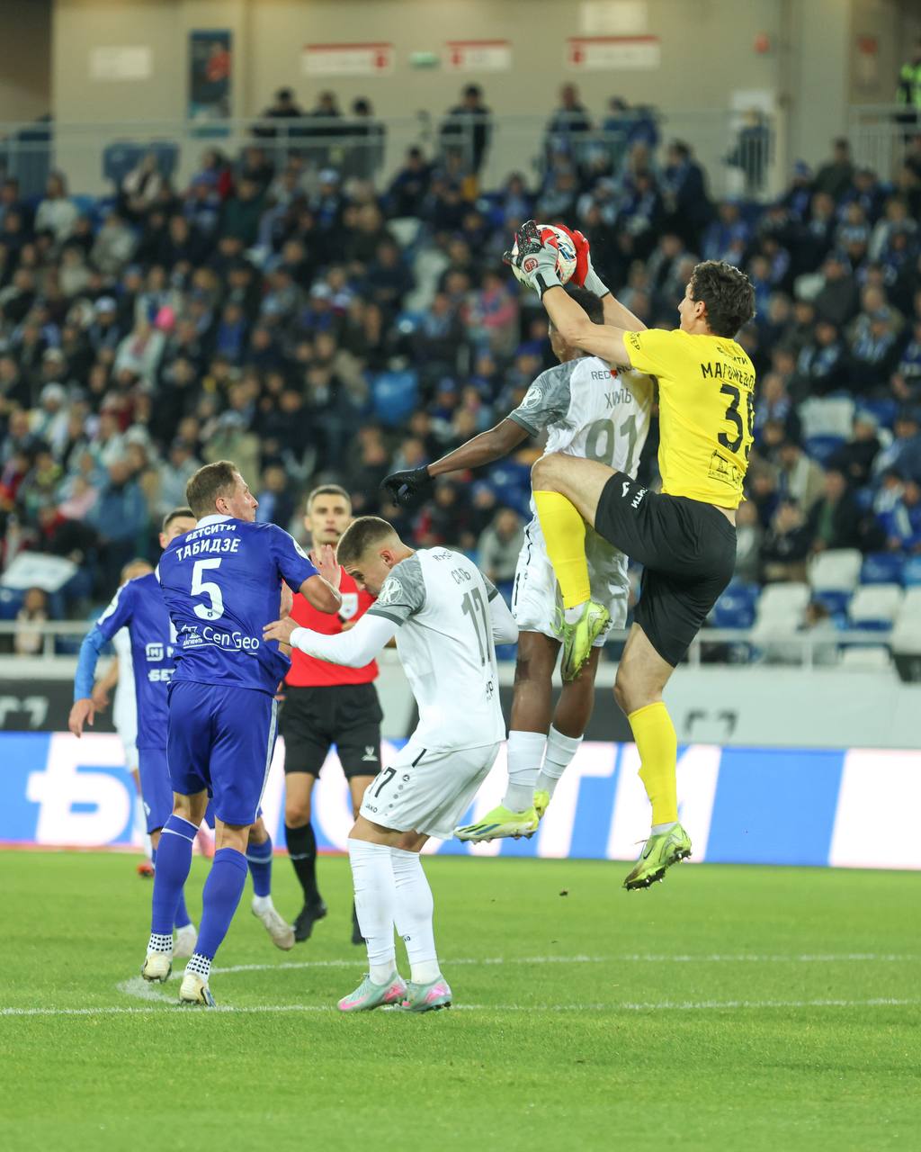 Тимур Магомедов играет на выходе