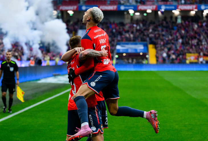 Игроки ЦСКА празднуют гол