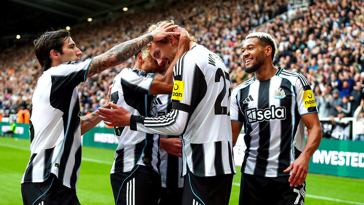 Игроки «Ньюкасла» празднуют гол