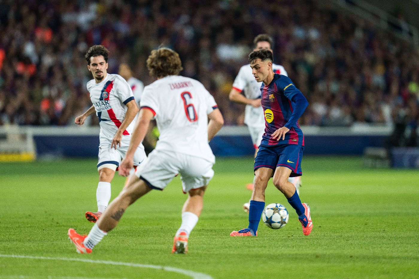 Педри в окружении игроков «ПСЖ»