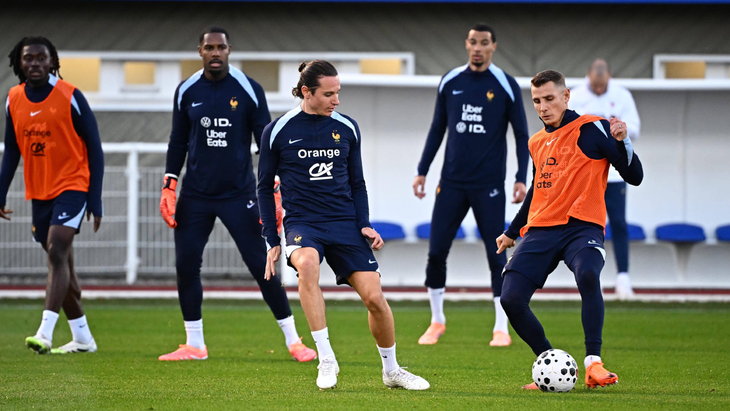 Флорьян Товен (в центре)