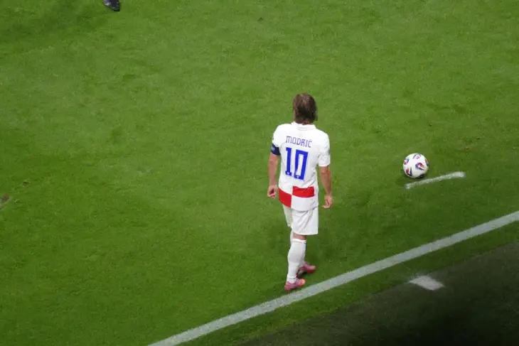 Лука Модрич исполняет штрафной