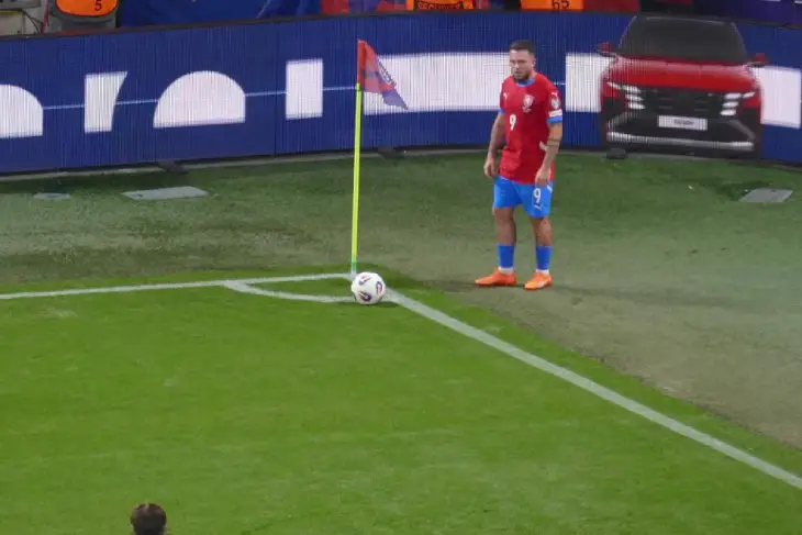 Кушей подаёт угловой