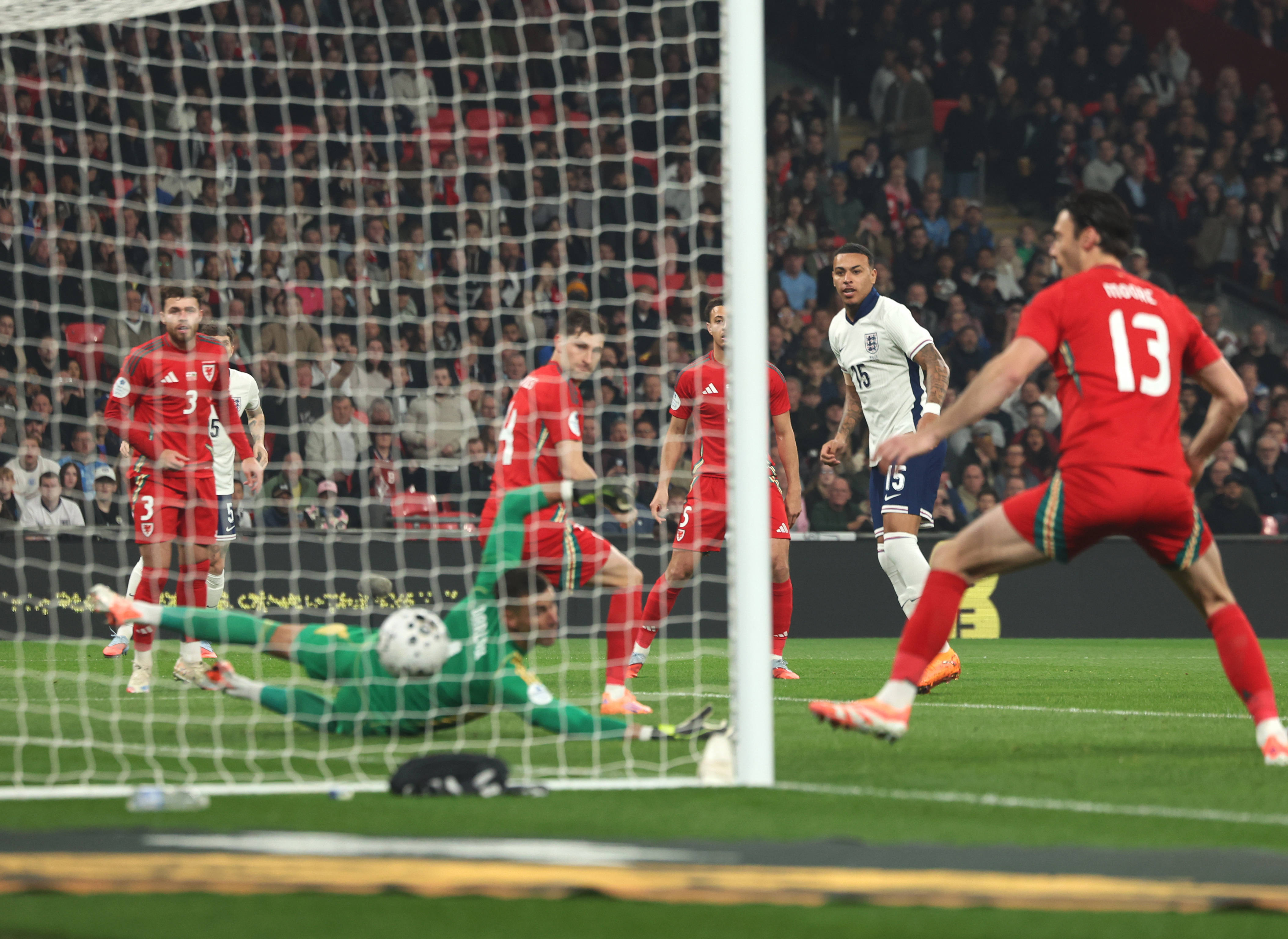 Морган Роджерс забивает гол