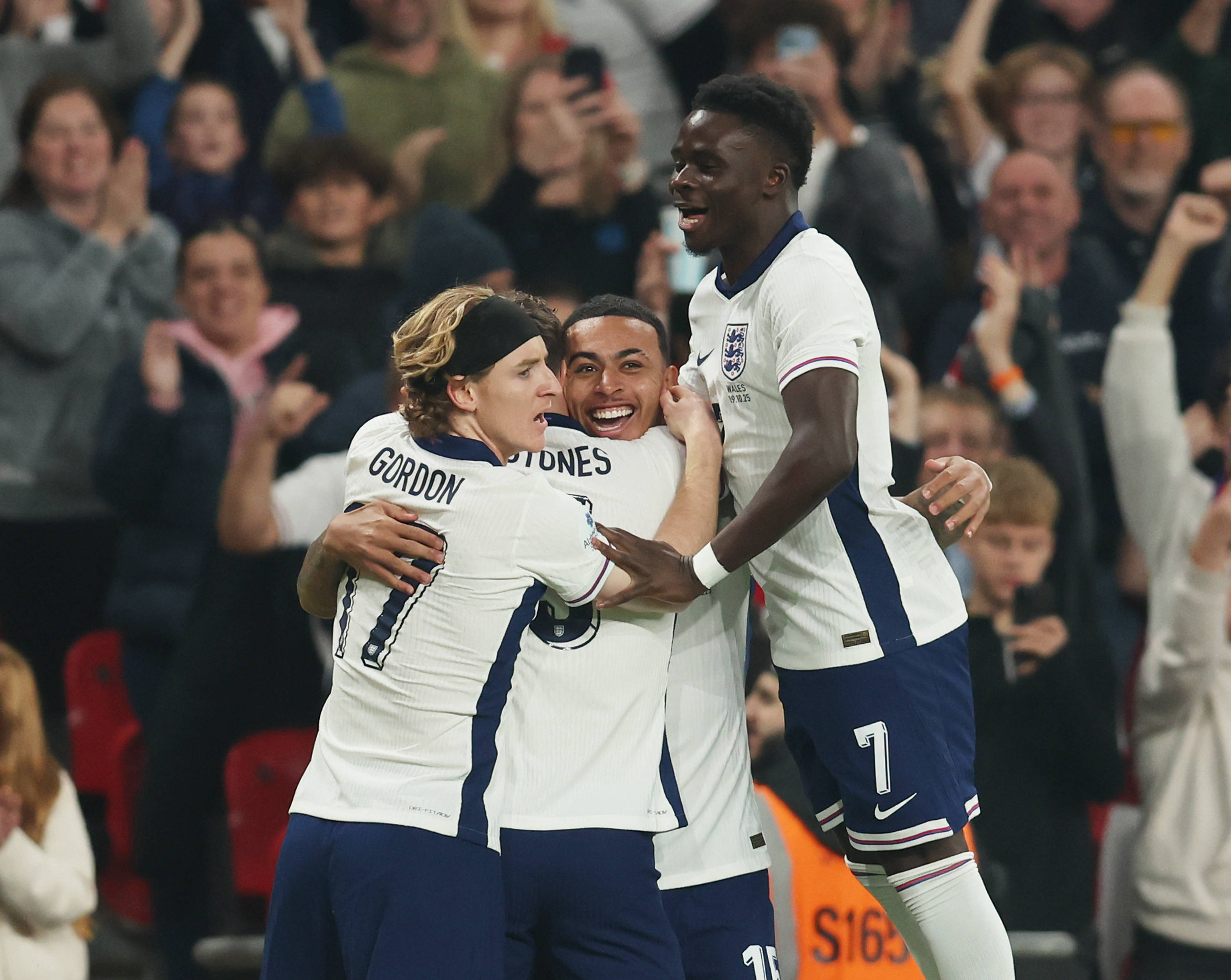 Футболисты сборной Англии празднуют гол