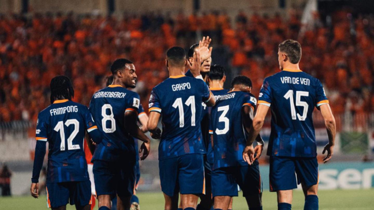 Игроки сборной Нидерландов празднуют гол