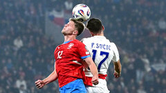 Лукаш Черв и Петар Сучич борются за мяч