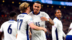 Игроки сборной Англии празднуют гол