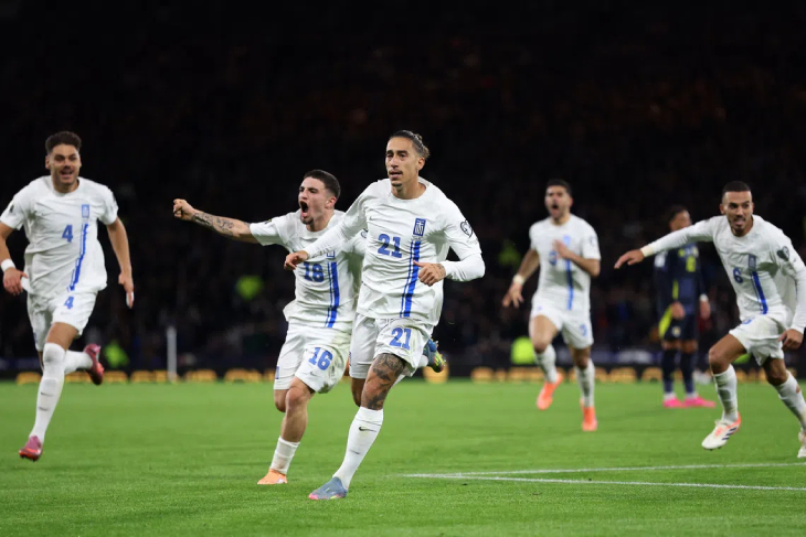 Костас Цимикас празднует гол