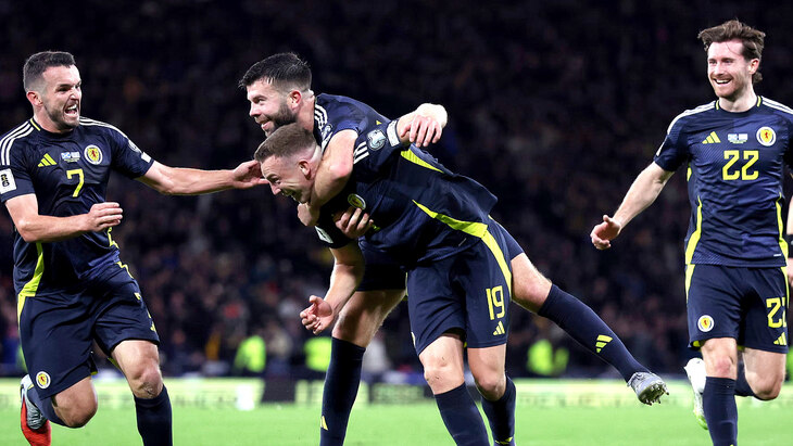 Шотландцы празднуют гол