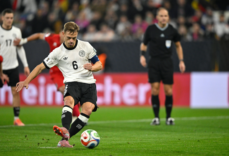 Киммих исполняет пенальти