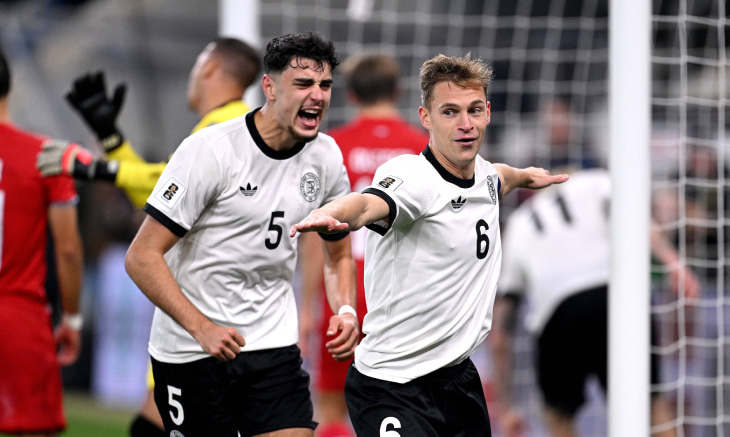 Йозуа Киммих празднует гол