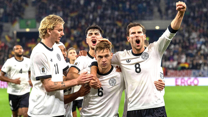 Игроки сборной Германии празднуют гол