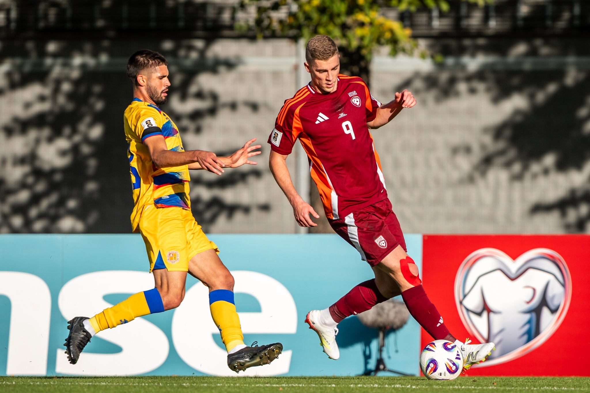 Латвия — Андорра, Владислав Гутковский с мячом