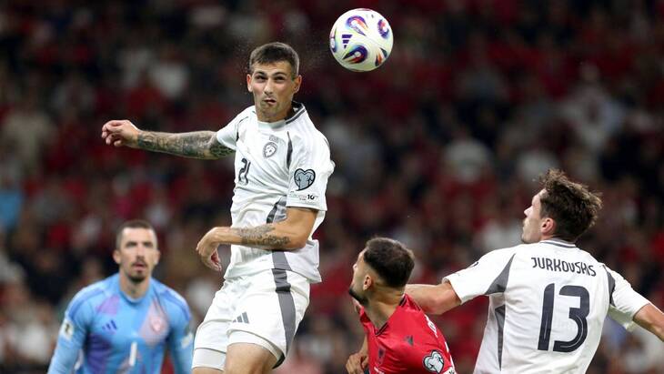 Полузащитник сборной Латвии Денис Мельник