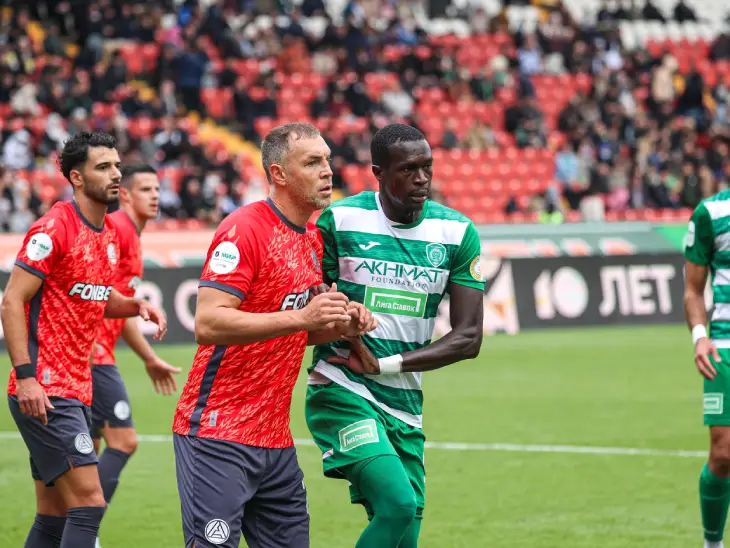 Усман Ндонг (справа)