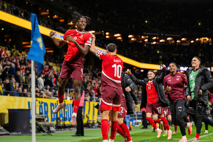 Жоан Манзамби празднует гол