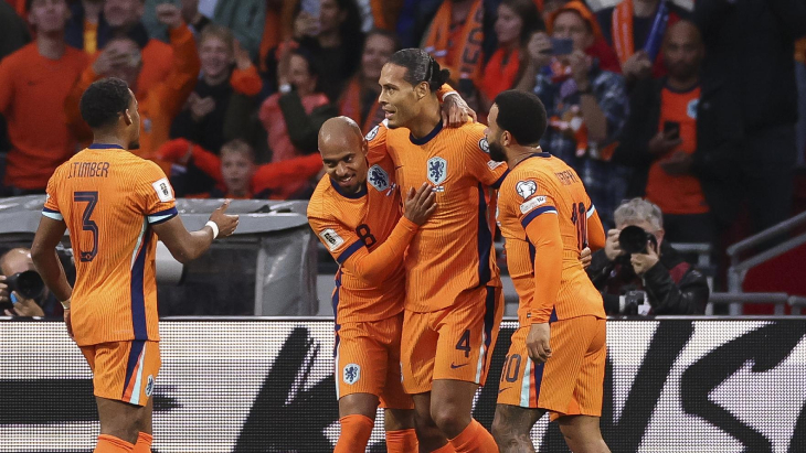 Ван Дейк празднует гол