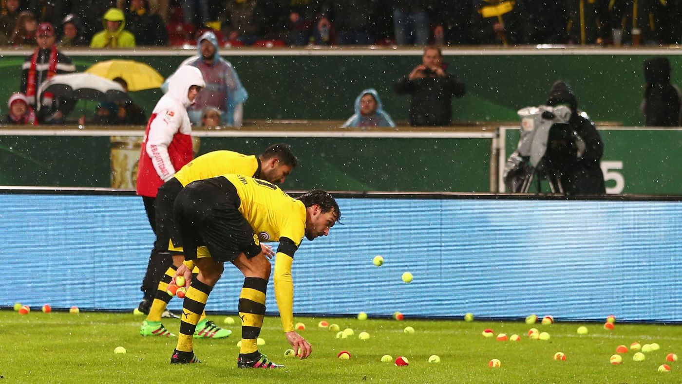 Болельщики забросали поле теннисными мячами 