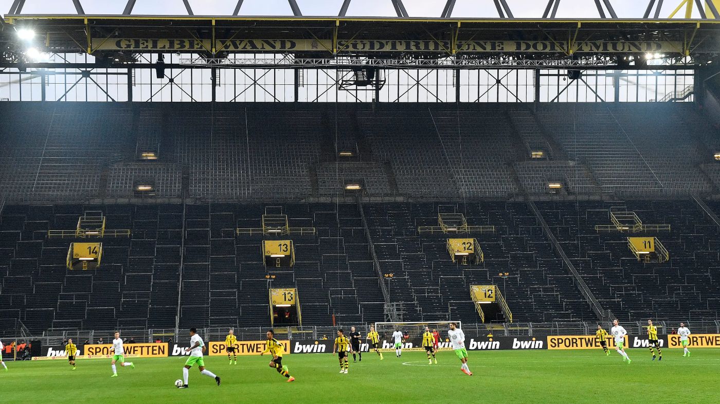 Пустые трибуны во время матча Бундеслиги