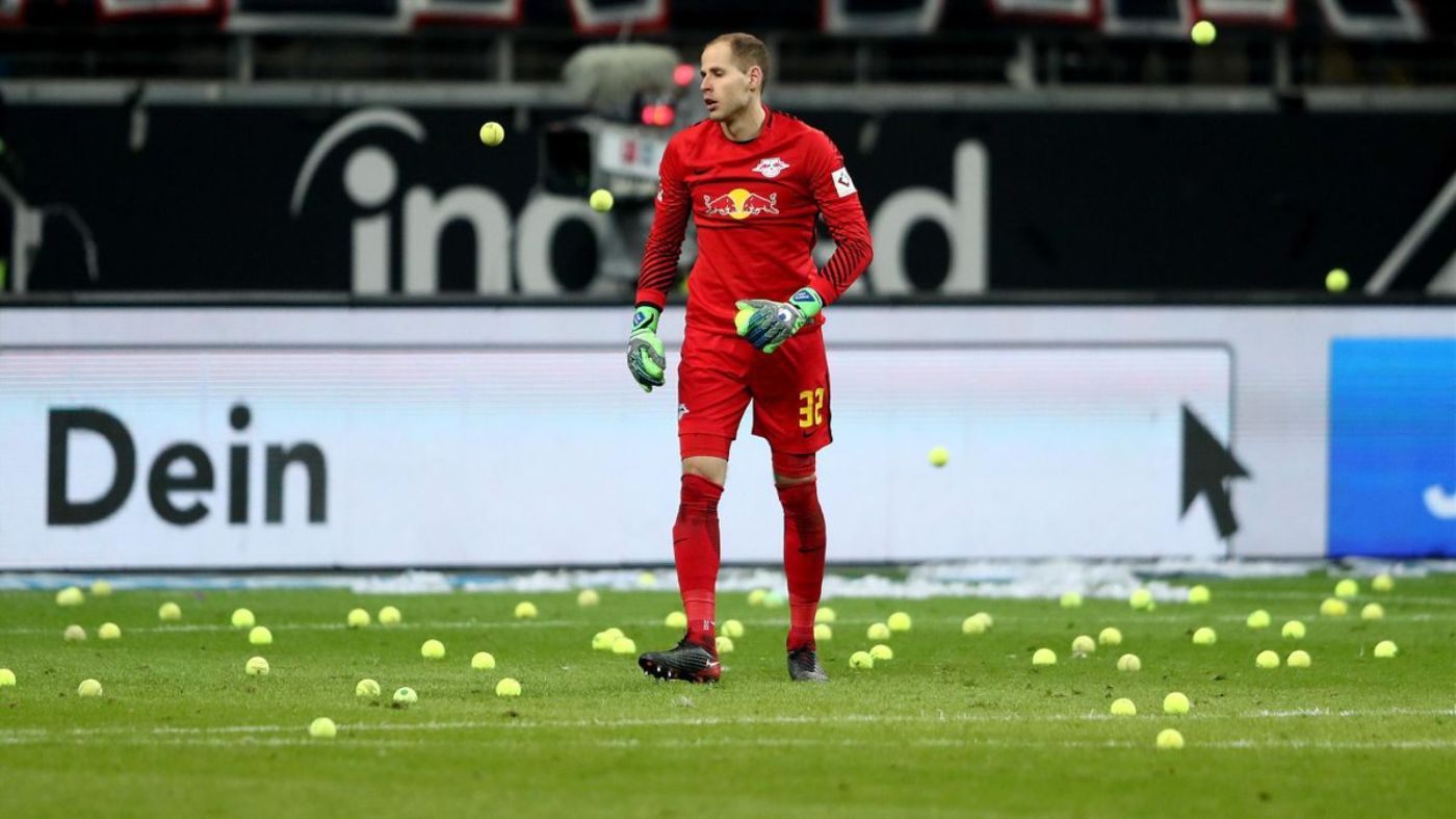 Вратарь «Лейпцига» Петер Гулачи среди теннисных мячей