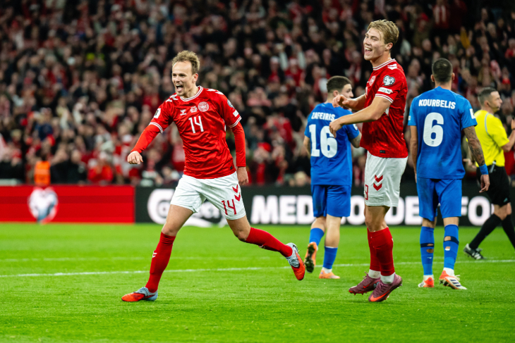 Миккель Дамсгор празднует гол