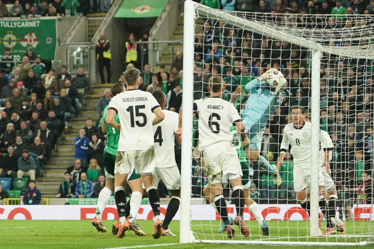 Оливер Бауман ловит мяч на линии ворот