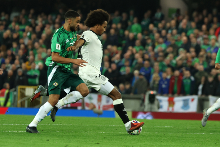 Карим Адейеми бьёт по воротам