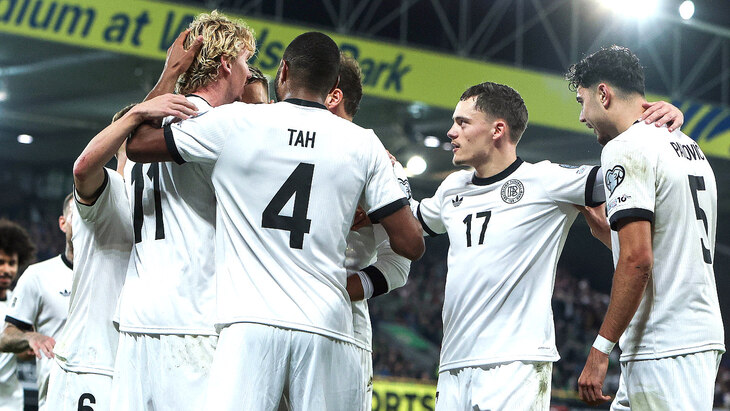 Игроки сборной Германии празднуют гол