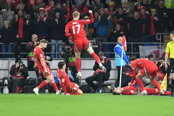 Сборная Уэльса празднует гол