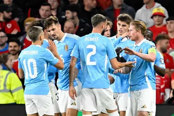 Де Брёйне празднует с командой гол