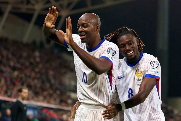 Жан-Филип Матета празднует первый гол за сборную Франции