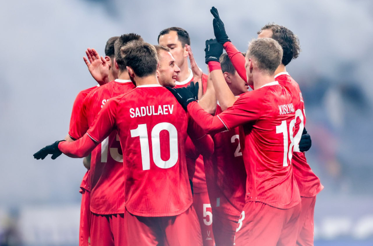 Игроки сборной России празднуют гол