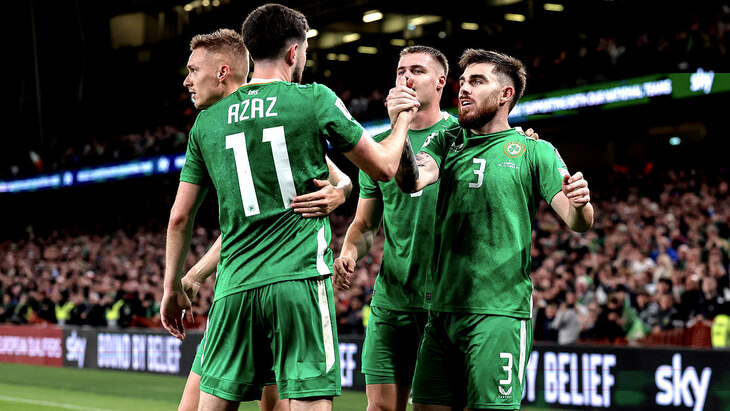 Игроки сборной Ирландии празднуют гол