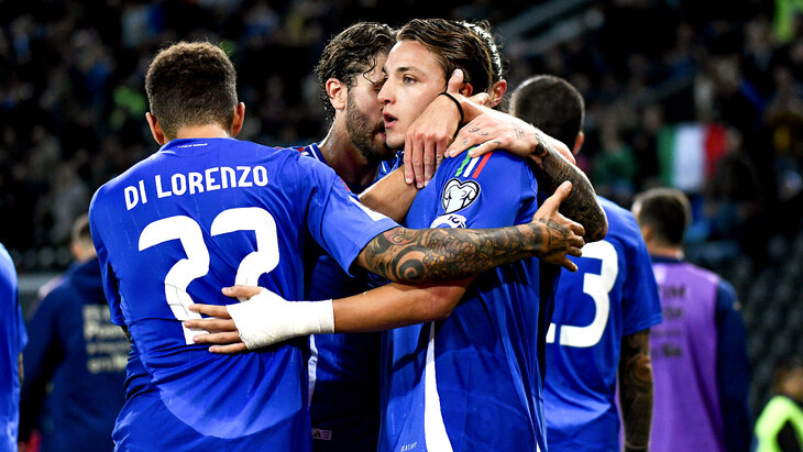 Игроки сборной Италии празднуют гол