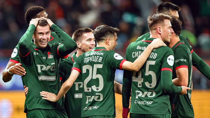 Игроки «Локомотива» празднуют гол