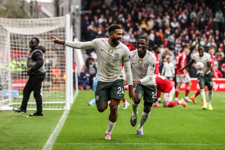 Рис Джеймс празднует гол