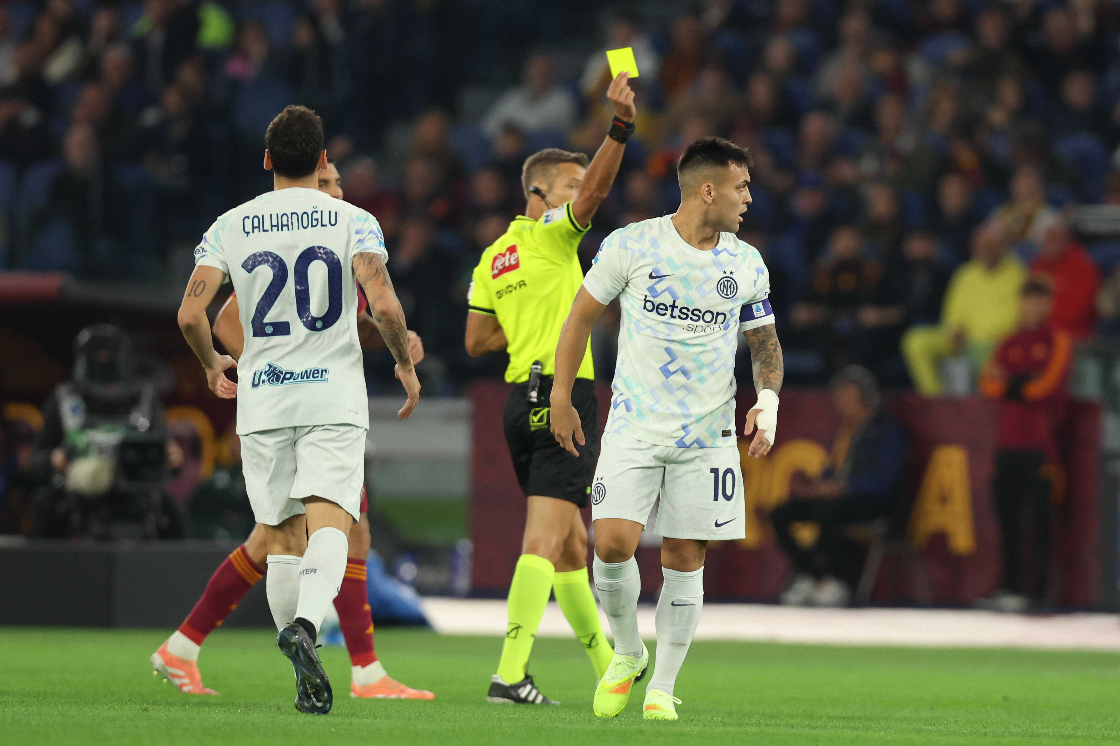 Желтая карточка Лаутаро Мартинесу