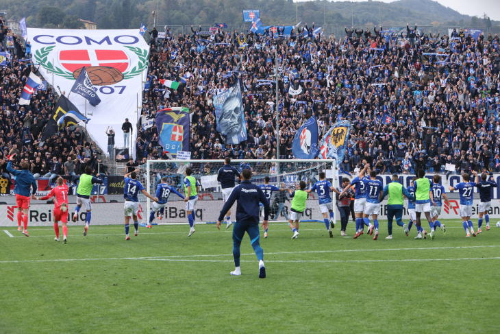 Игроки «Комо» с фанатами