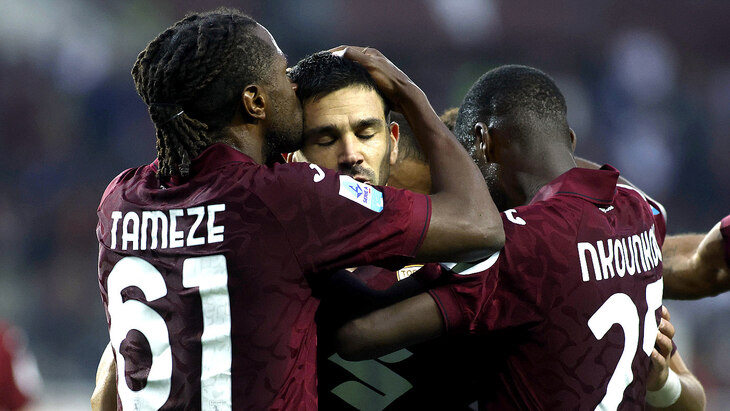 Игроки «Торино» празднуют гол