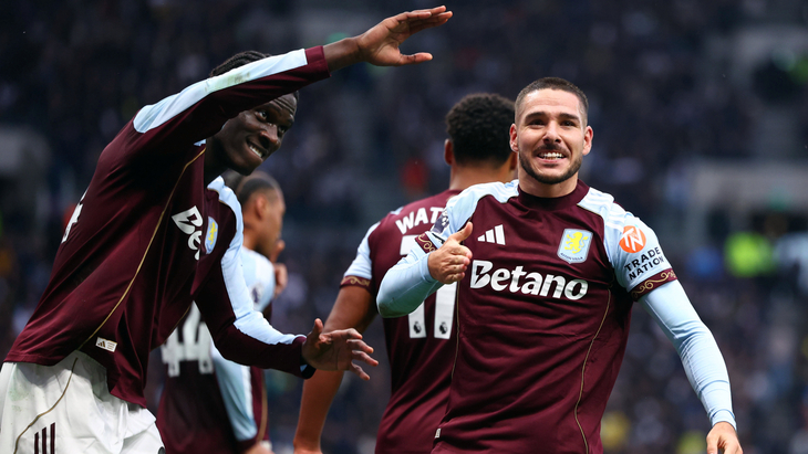 Игроки «Астон Виллы» празднуют гол