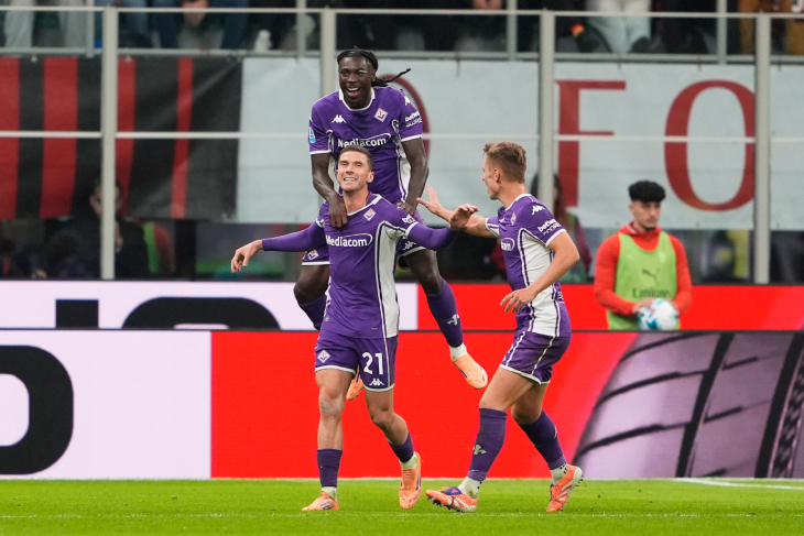 Робин Госенс празднует гол